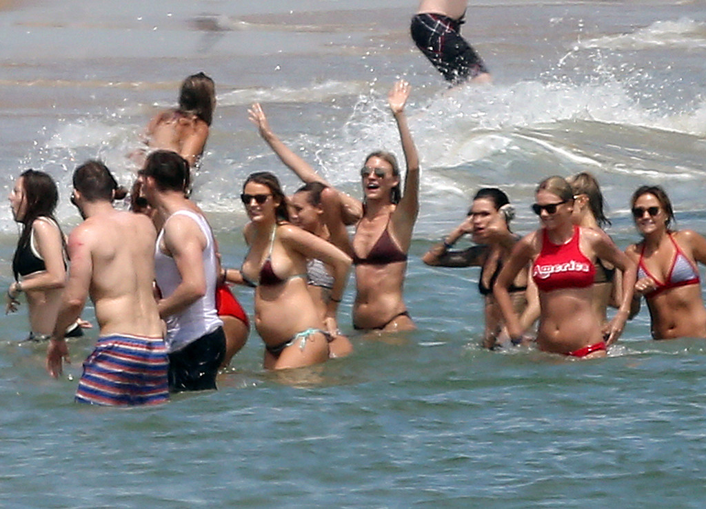 Blake Lively Shows Baby Bump In Bikini Packs On Pda With Ryan Reynolds At Taylor Swift S Fourth Of July Party E Online
